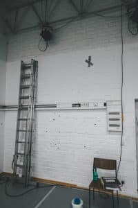 weiße Wände und Leiter in einem der Ateliers