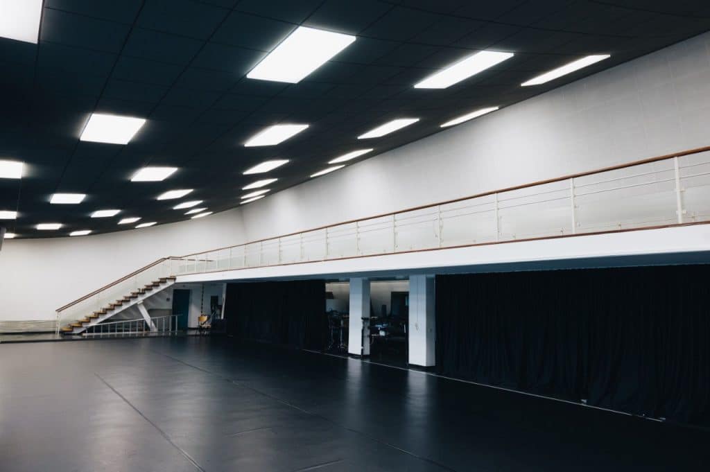 DE: Blick auf die Gallerie des GBS, die Decke mit Lichtern und den Tanzboden//EN: View of the gallery of the GBS, the ceiling with lights and the dance floor